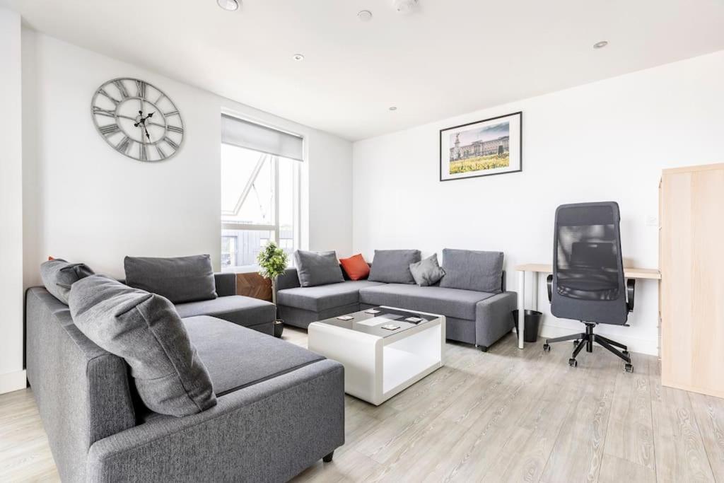 Stylish & Comfortable Top-Floor Flat In Harrow London Luaran gambar