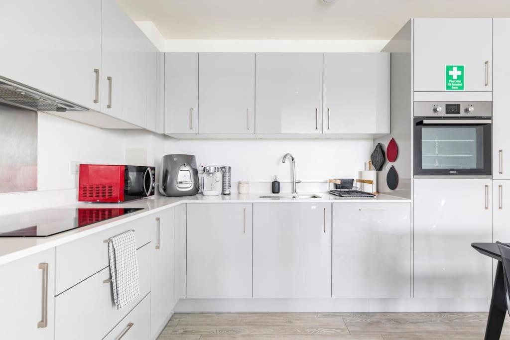 Stylish & Comfortable Top-Floor Flat In Harrow London Luaran gambar