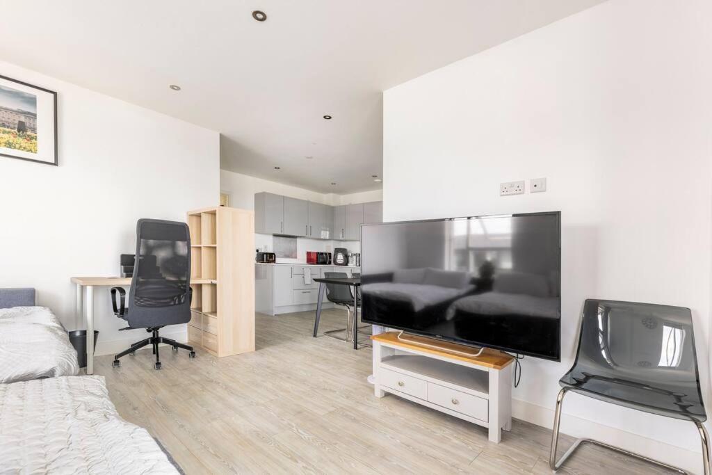 Stylish & Comfortable Top-Floor Flat In Harrow London Luaran gambar