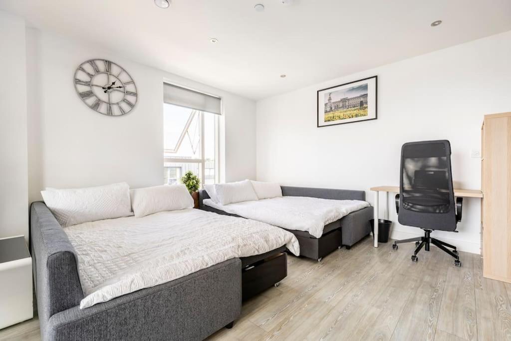 Stylish & Comfortable Top-Floor Flat In Harrow London Luaran gambar