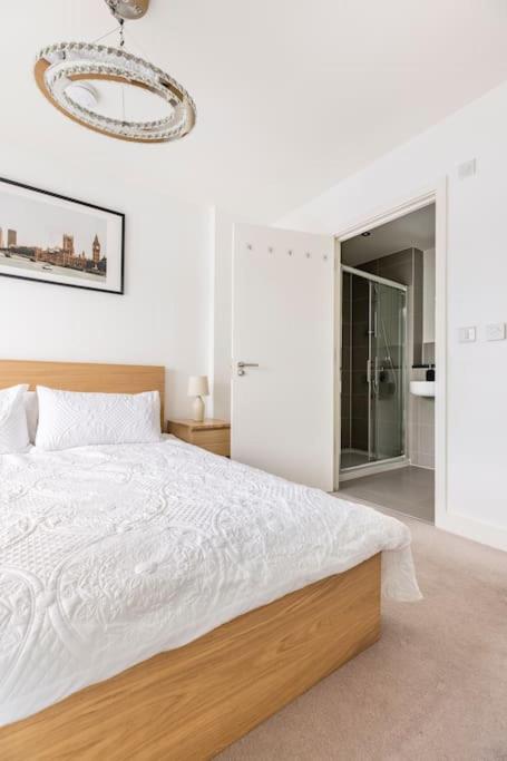Stylish & Comfortable Top-Floor Flat In Harrow London Luaran gambar