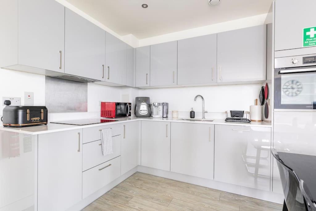Stylish & Comfortable Top-Floor Flat In Harrow London Luaran gambar