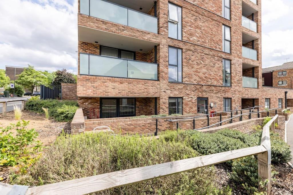 Stylish & Comfortable Top-Floor Flat In Harrow London Luaran gambar